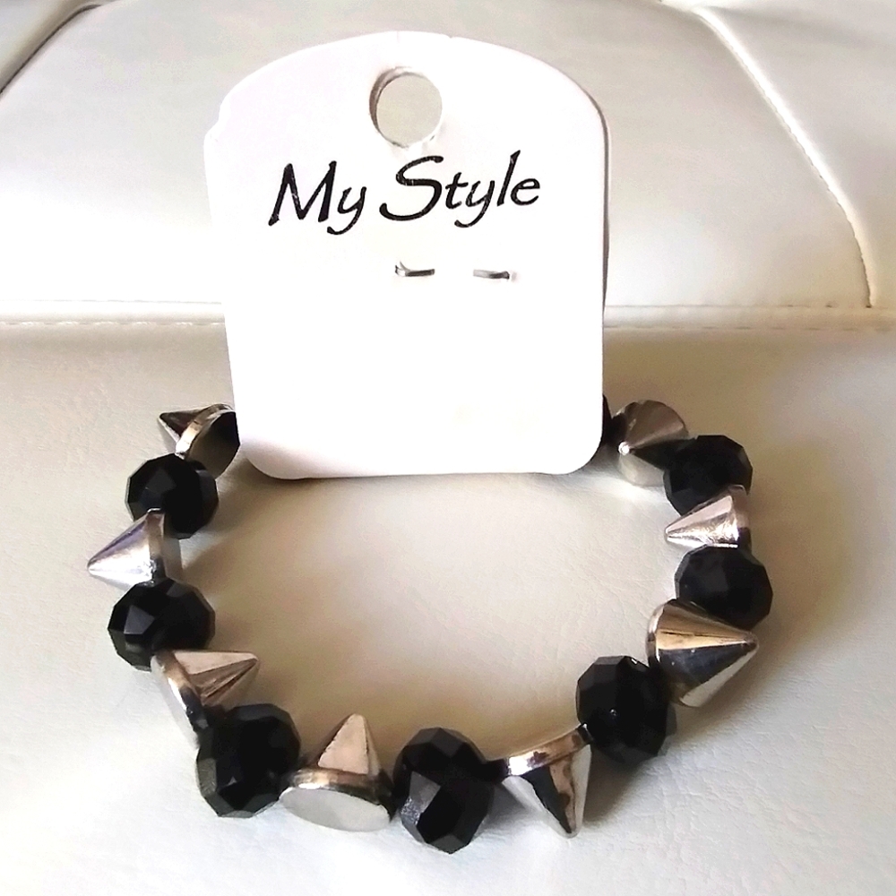 Nwt Acrylic Beaded Spike Bracelet